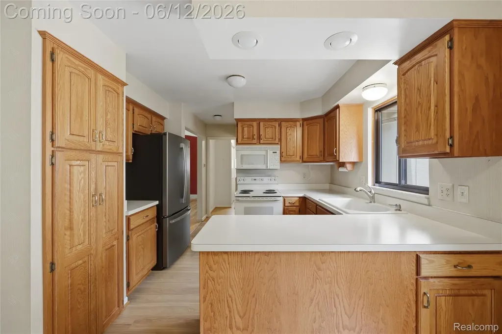 640 Longfellow Drive Troy City MI 48085