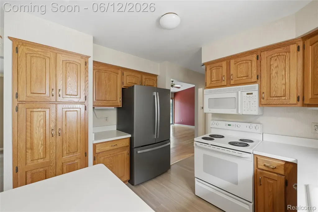 640 Longfellow Drive Troy City MI 48085