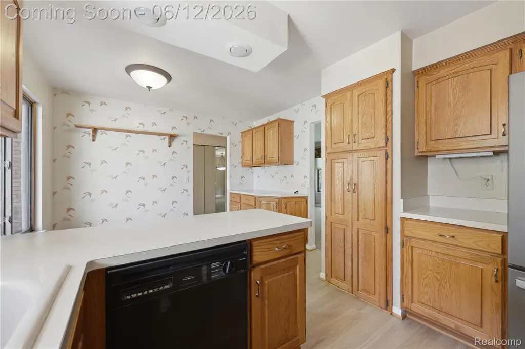 640 Longfellow Drive Troy City MI 48085