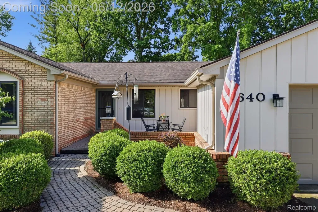 640 Longfellow Drive Troy City MI 48085