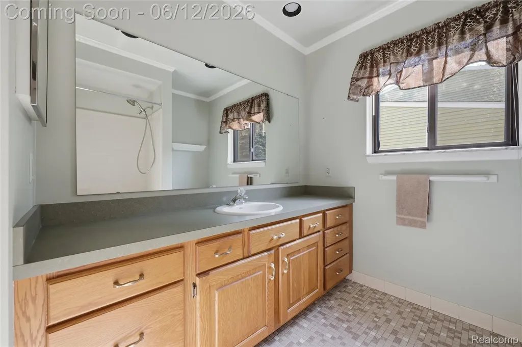 640 Longfellow Drive Troy City MI 48085