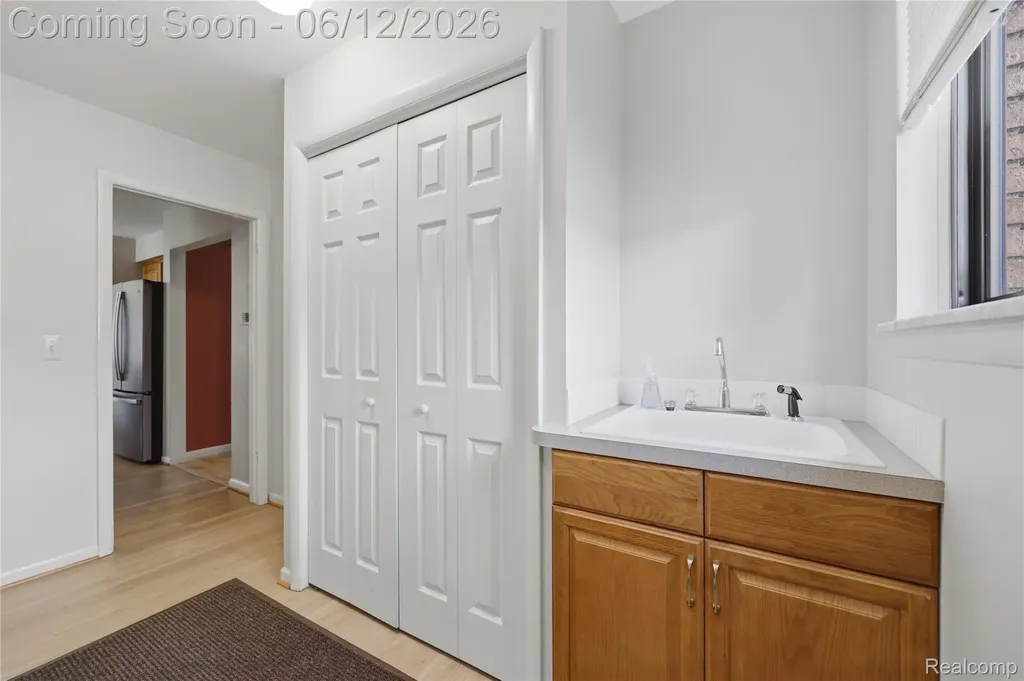 640 Longfellow Drive Troy City MI 48085