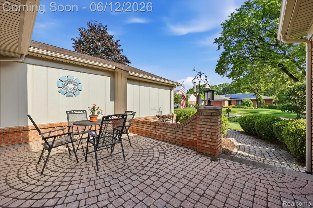 640 Longfellow Drive Troy City MI 48085