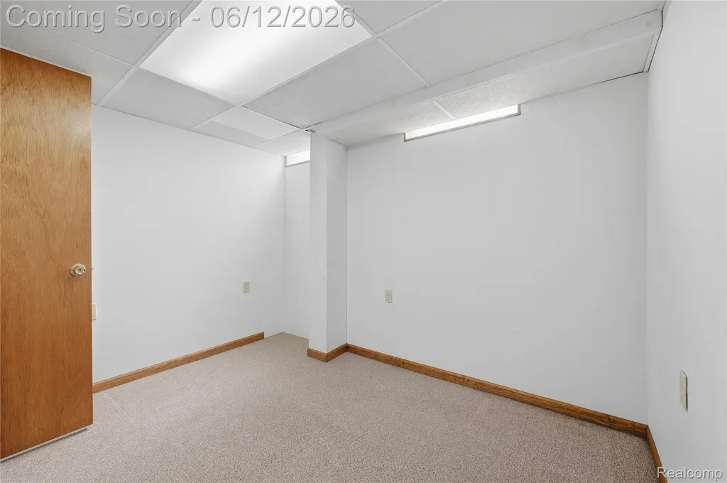 640 Longfellow Drive Troy City MI 48085