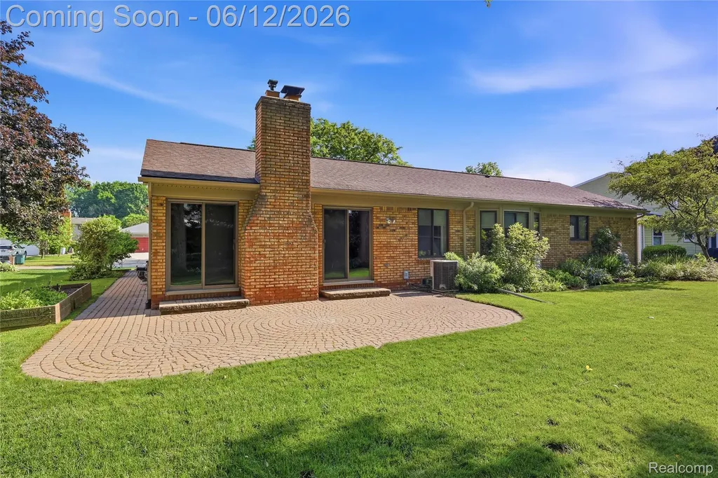 640 Longfellow Drive Troy City MI 48085