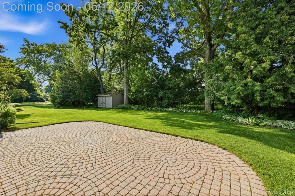 640 Longfellow Drive Troy City MI 48085