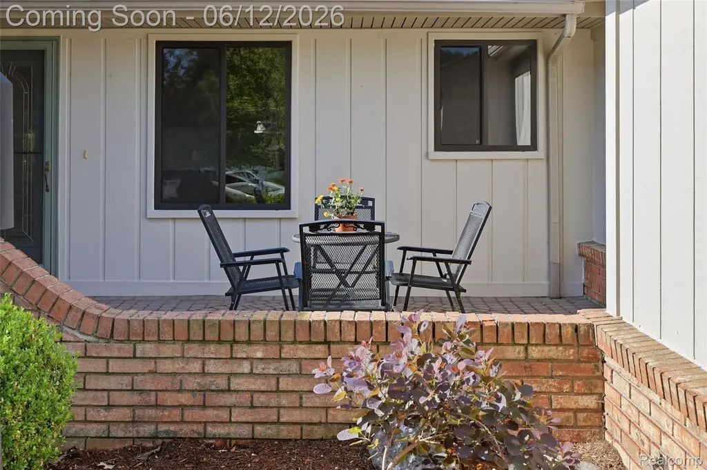 640 Longfellow Drive Troy City MI 48085