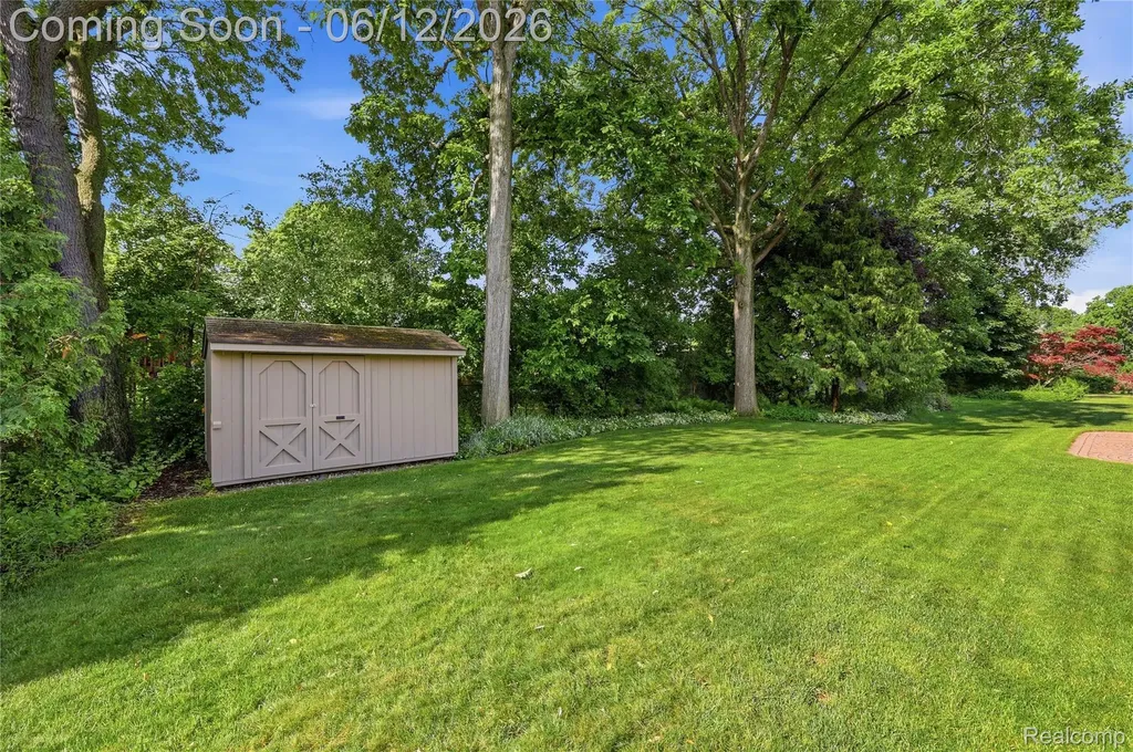 640 Longfellow Drive Troy City MI 48085