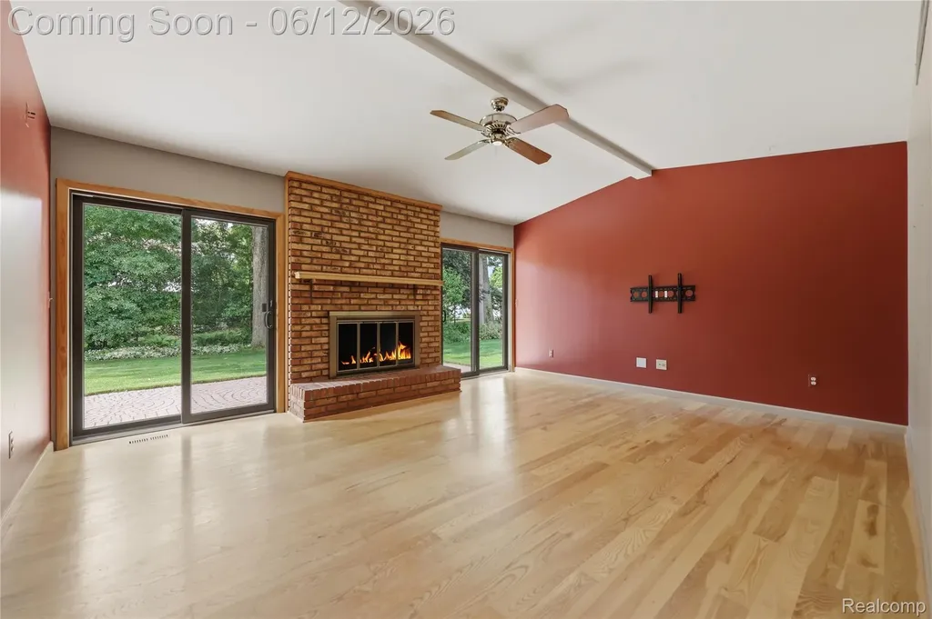 640 Longfellow Drive Troy City MI 48085