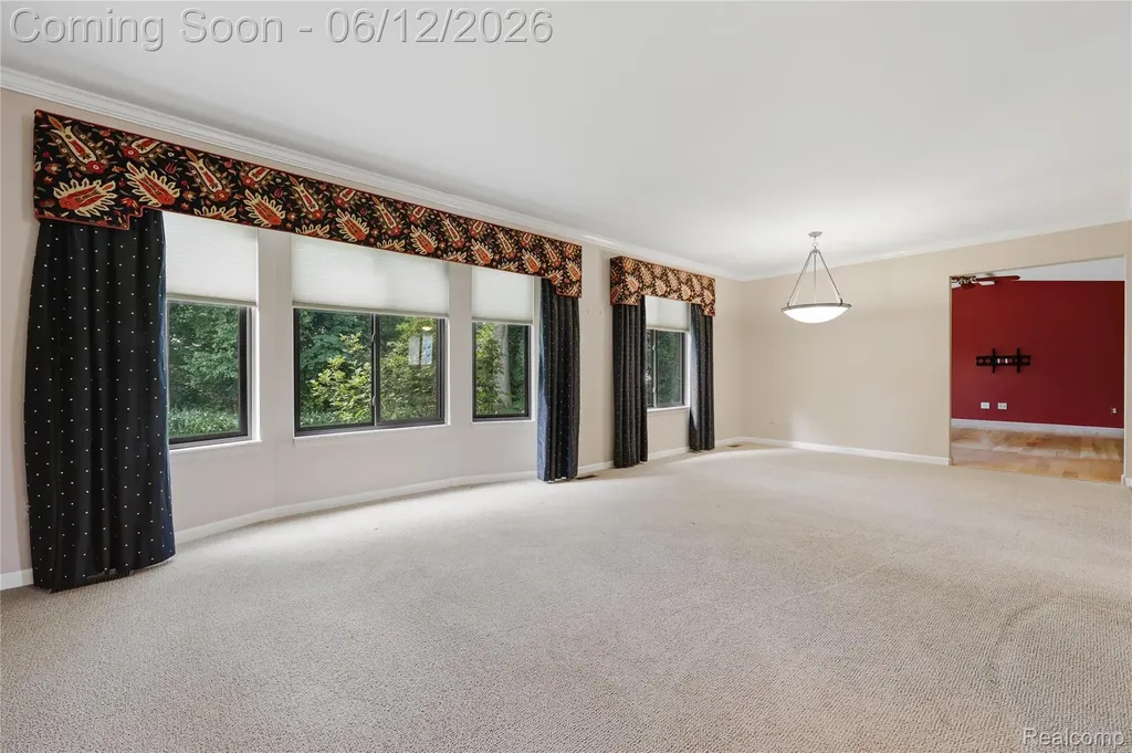 640 Longfellow Drive Troy City MI 48085