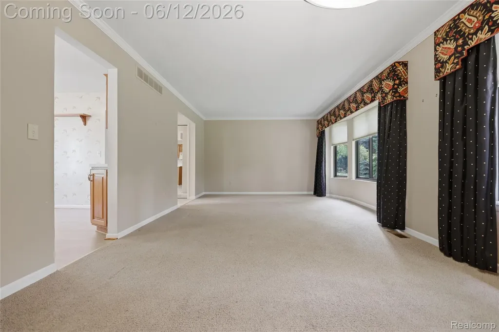 640 Longfellow Drive Troy City MI 48085