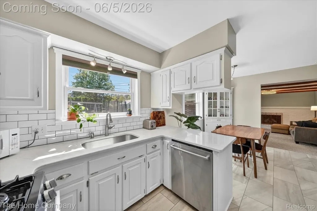 31302 Saratoga Avenue Warren City MI 48093