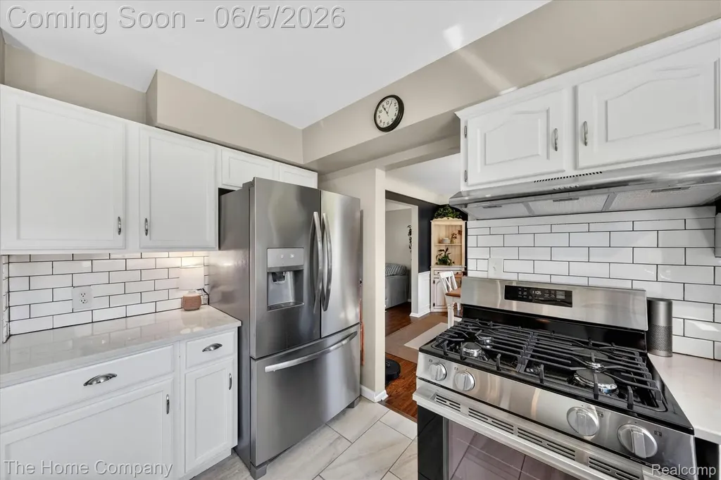 31302 Saratoga Avenue Warren City MI 48093