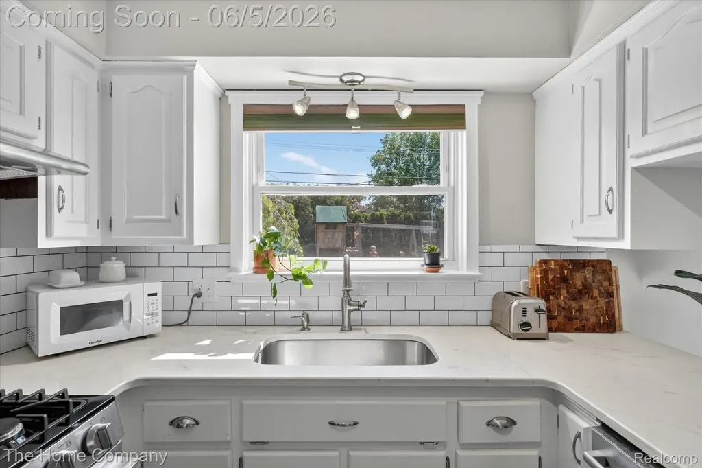 31302 Saratoga Avenue Warren City MI 48093