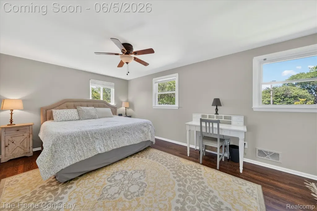 31302 Saratoga Avenue Warren City MI 48093