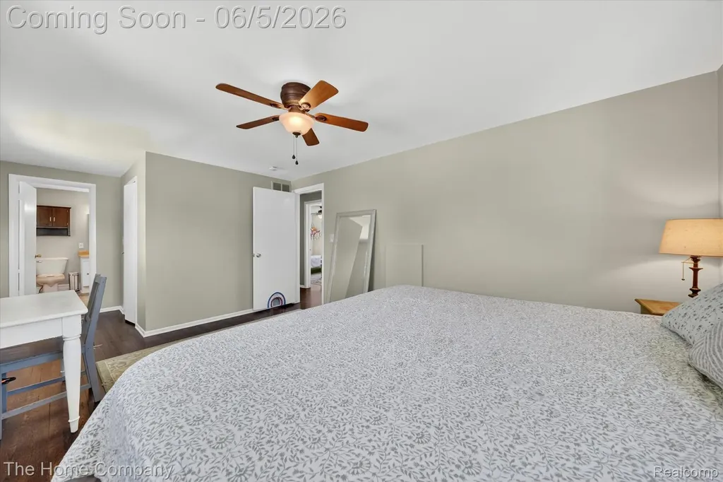 31302 Saratoga Avenue Warren City MI 48093