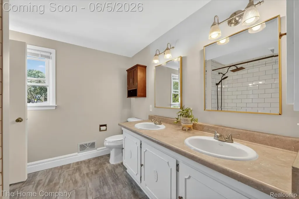 31302 Saratoga Avenue Warren City MI 48093