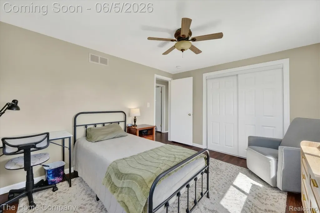 31302 Saratoga Avenue Warren City MI 48093
