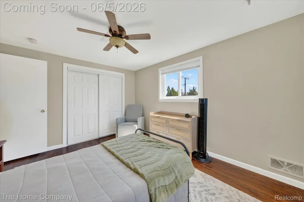 31302 Saratoga Avenue Warren City MI 48093