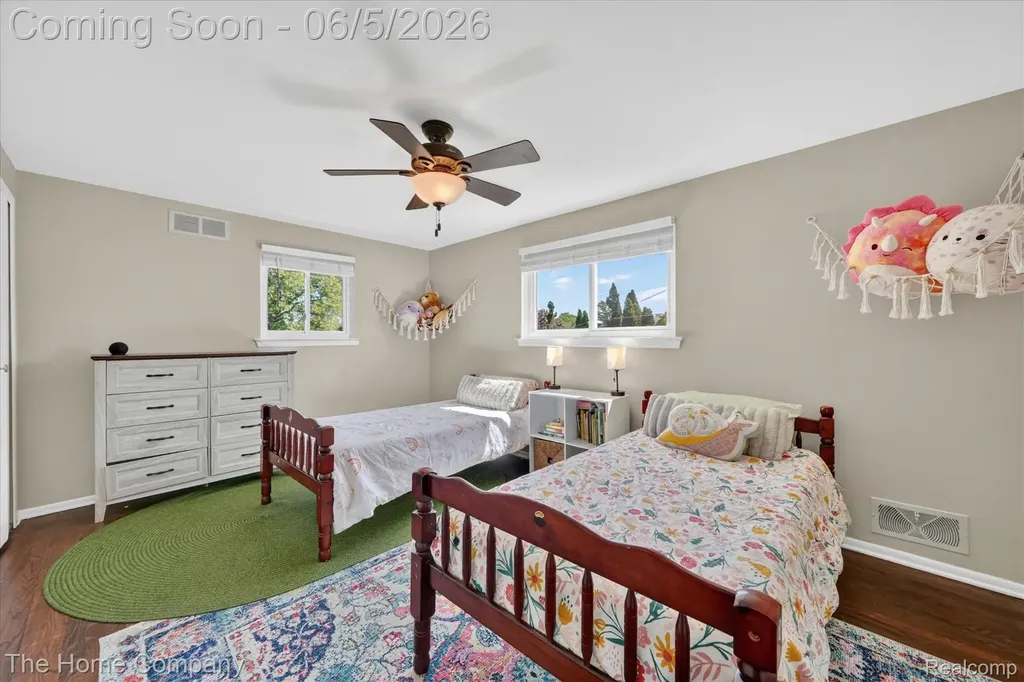 31302 Saratoga Avenue Warren City MI 48093