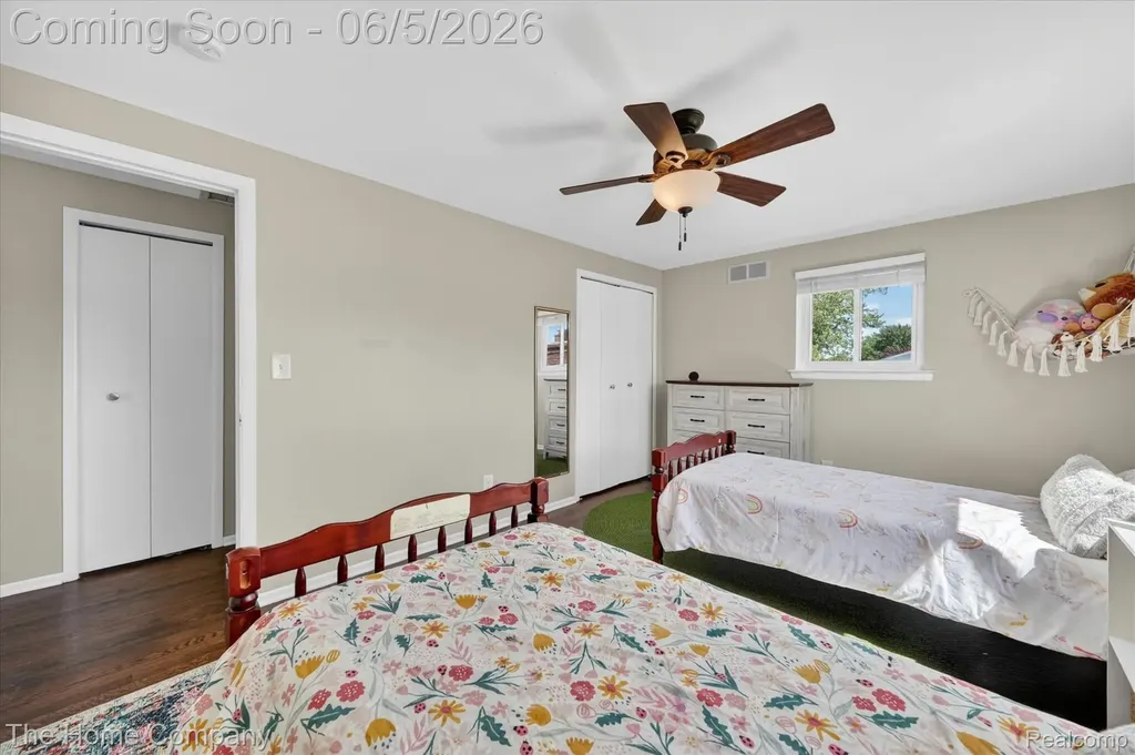 31302 Saratoga Avenue Warren City MI 48093