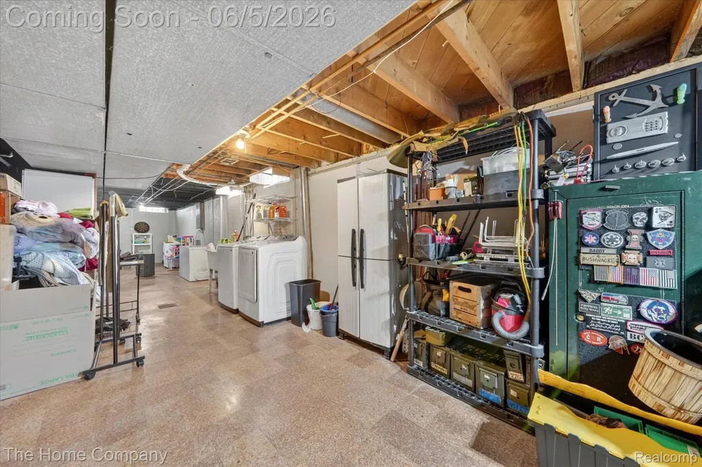 31302 Saratoga Avenue Warren City MI 48093