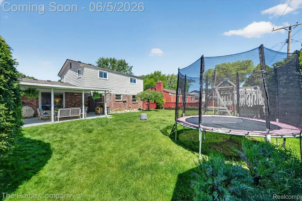 31302 Saratoga Avenue Warren City MI 48093