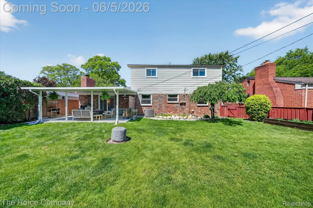 31302 Saratoga Avenue Warren City MI 48093