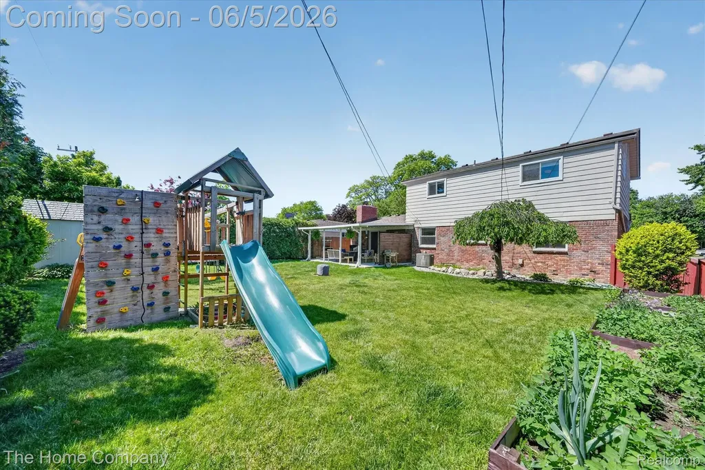 31302 Saratoga Avenue Warren City MI 48093