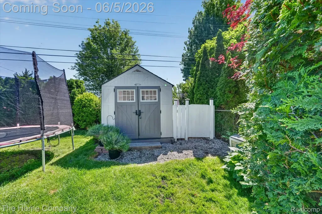 31302 Saratoga Avenue Warren City MI 48093