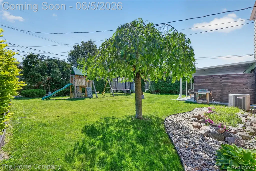 31302 Saratoga Avenue Warren City MI 48093