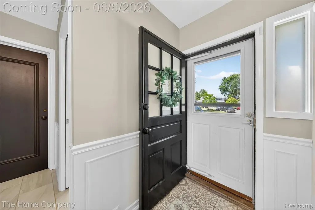 31302 Saratoga Avenue Warren City MI 48093