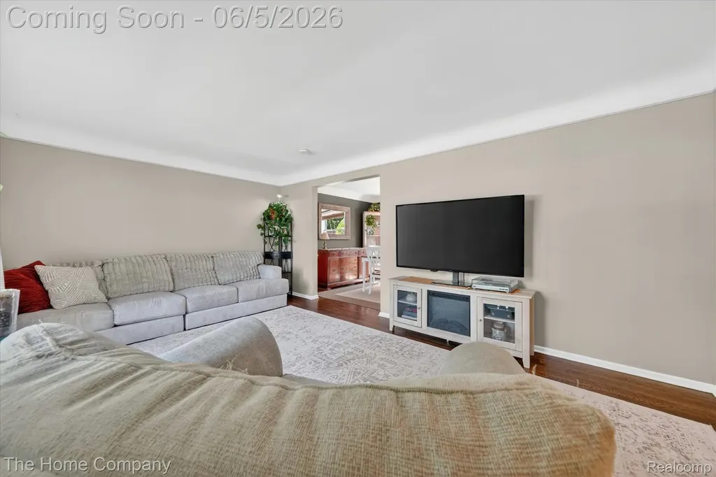 31302 Saratoga Avenue Warren City MI 48093