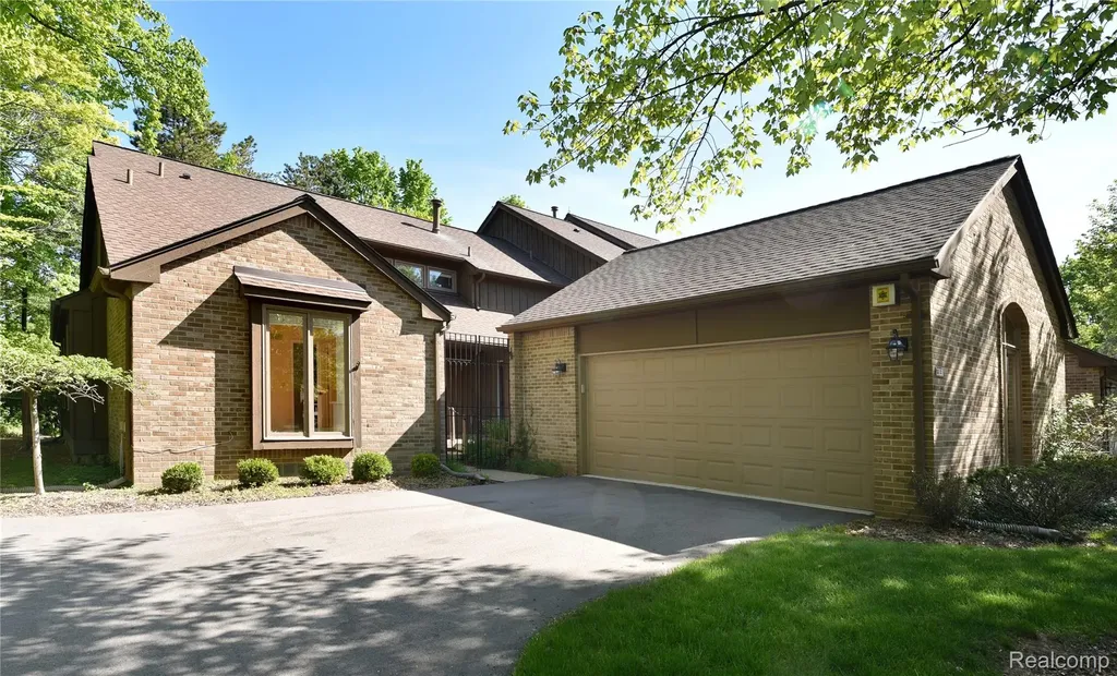 23830 Overlook Circle Bingham Farms Village MI 48025