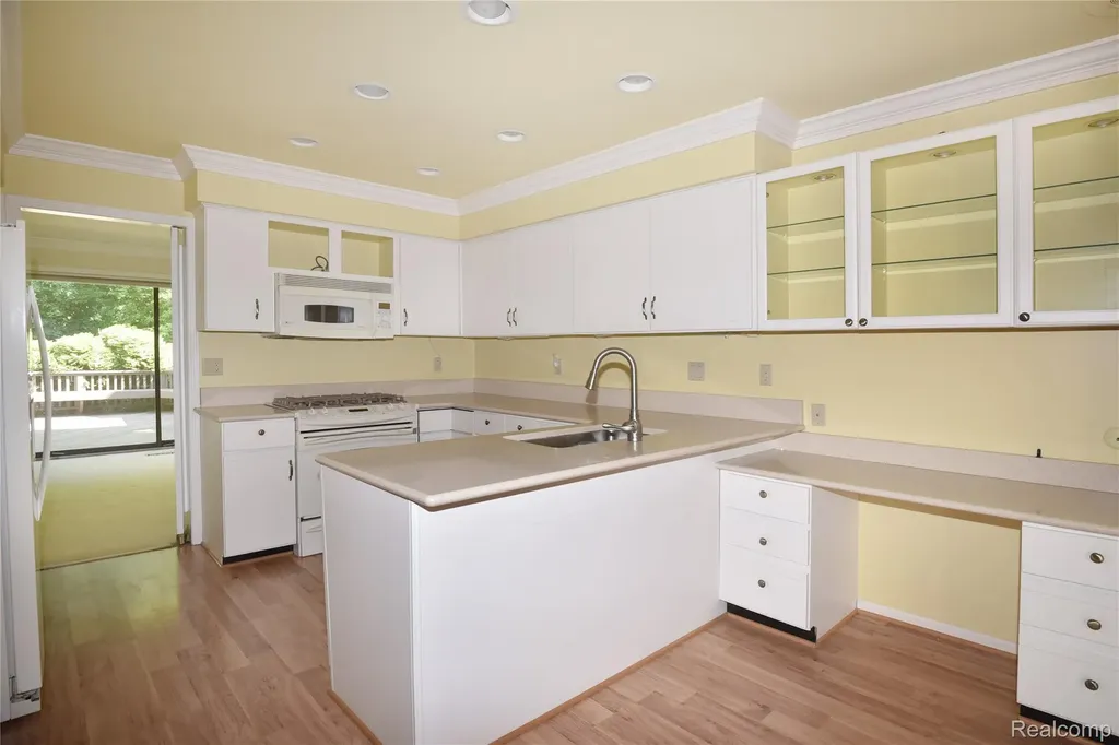 23830 Overlook Circle Bingham Farms Village MI 48025