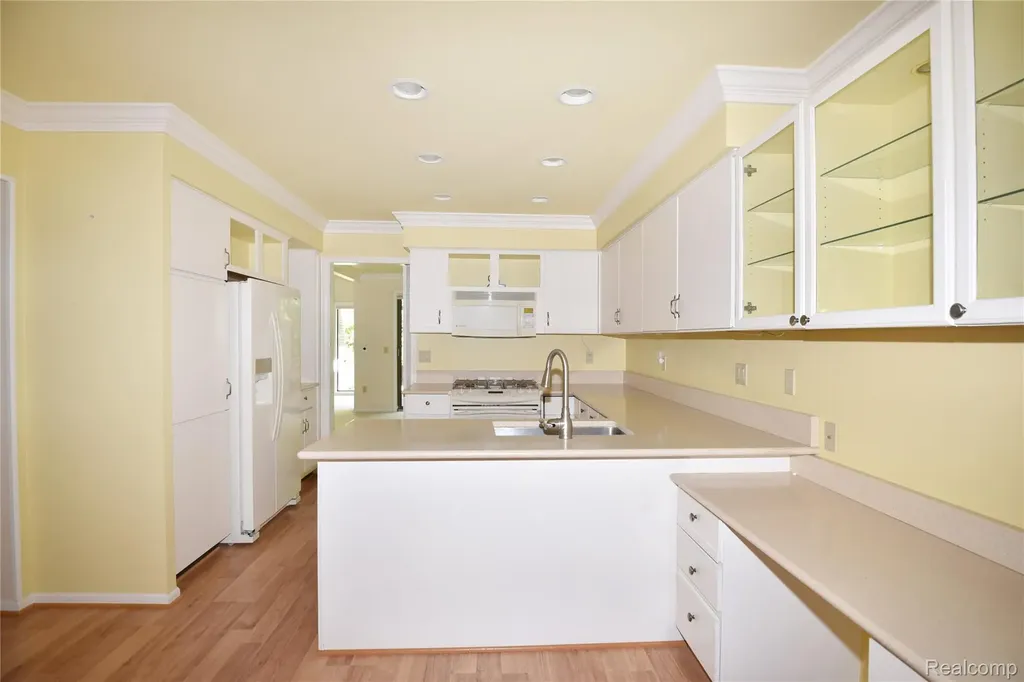 23830 Overlook Circle Bingham Farms Village MI 48025