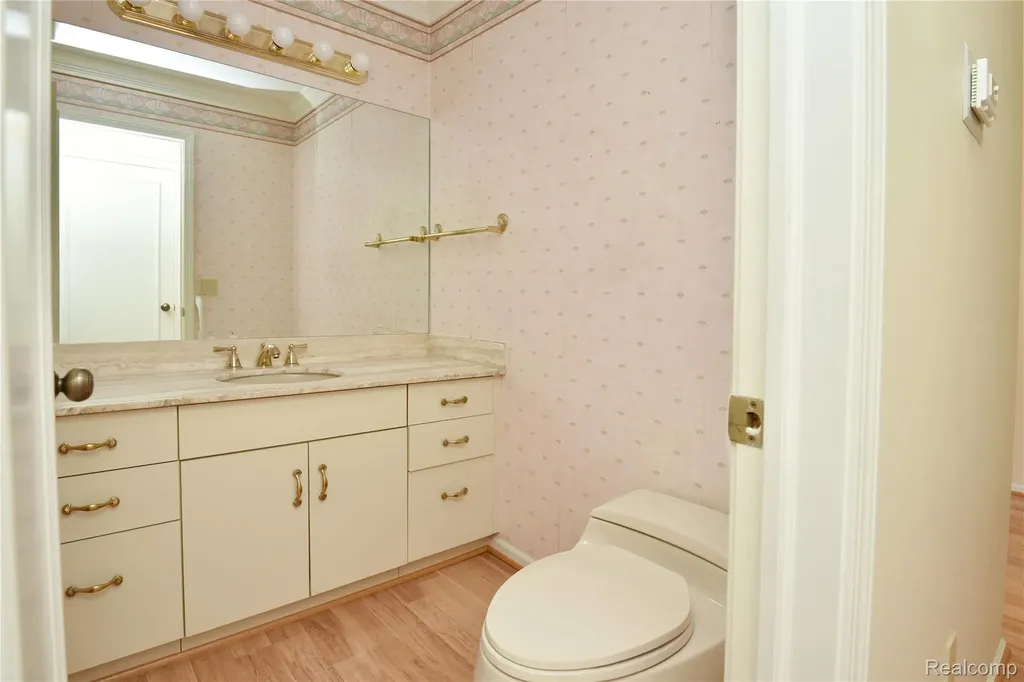 23830 Overlook Circle Bingham Farms Village MI 48025