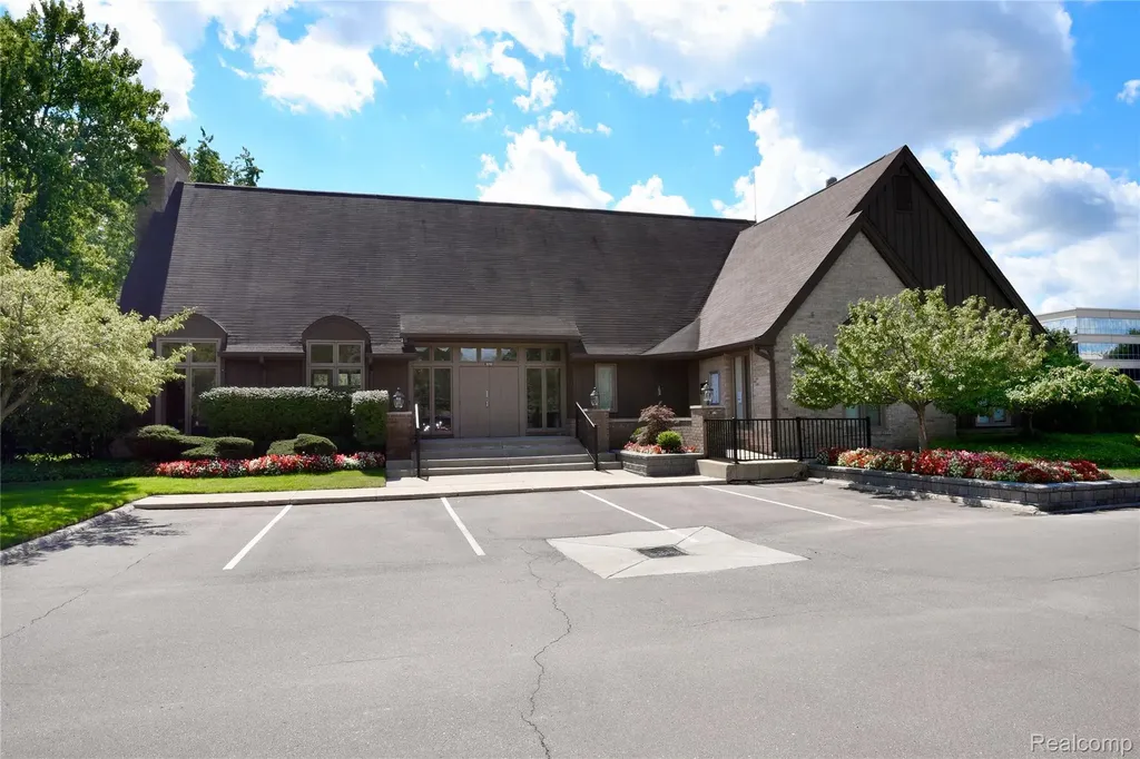 23830 Overlook Circle Bingham Farms Village MI 48025