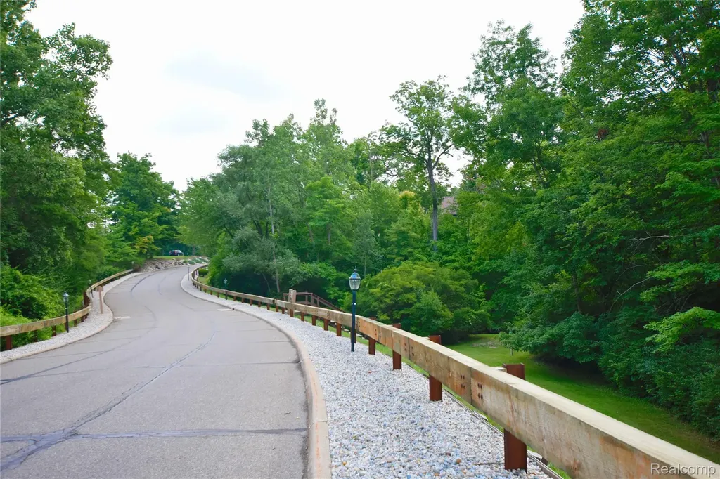 23830 Overlook Circle Bingham Farms Village MI 48025