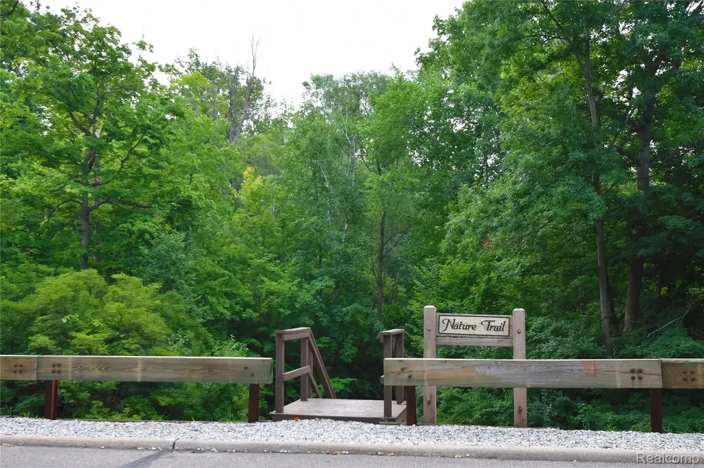 23830 Overlook Circle Bingham Farms Village MI 48025