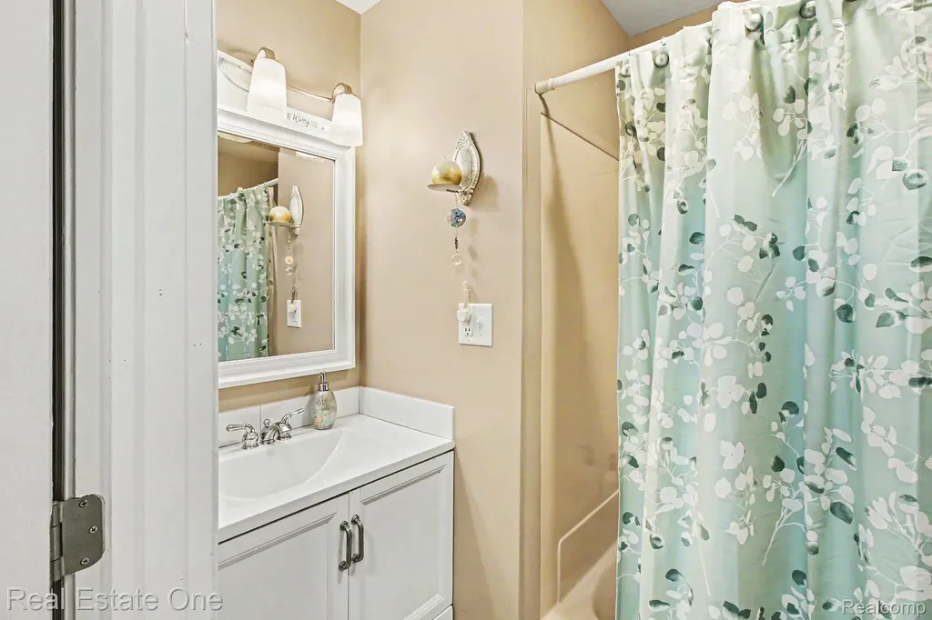 2200 Davista Drive Highland Charter Township MI 48356