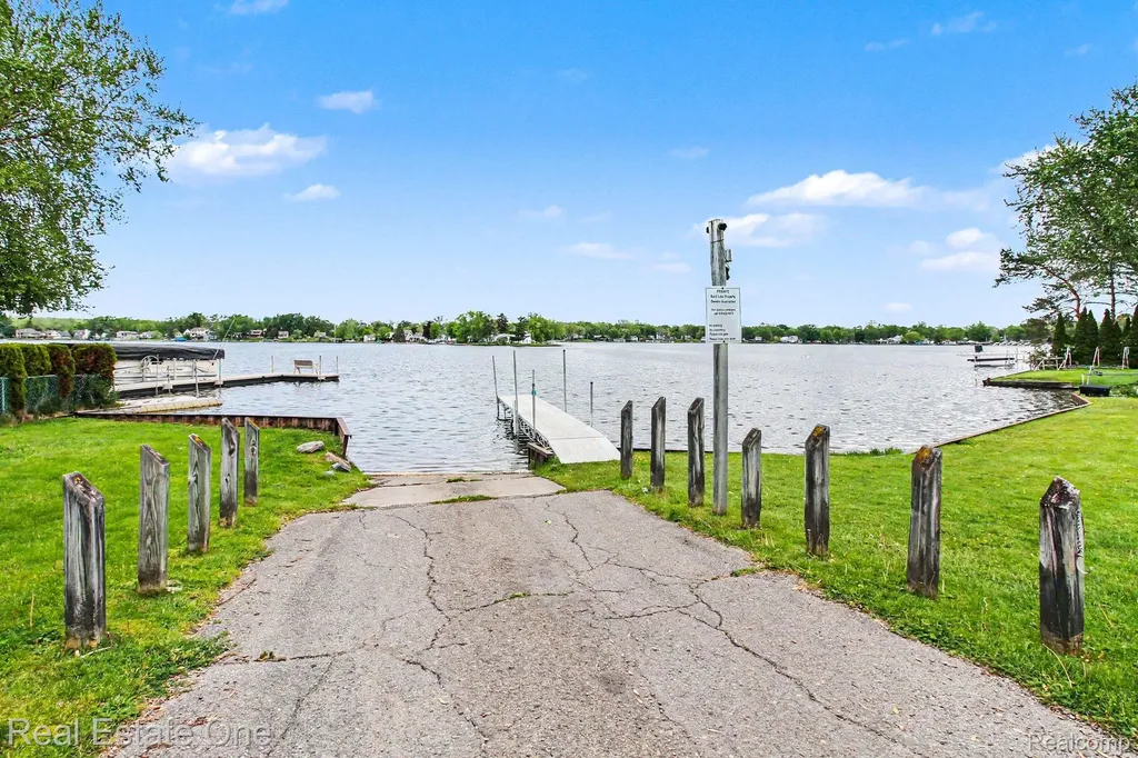 2200 Davista Drive Highland Charter Township MI 48356
