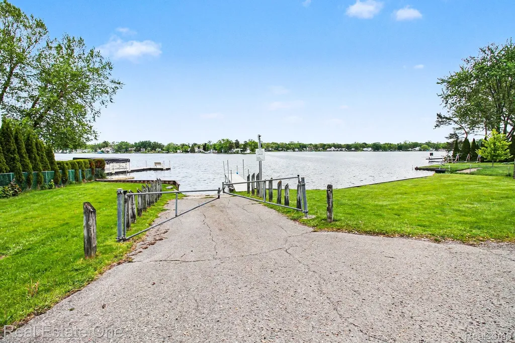 2200 Davista Drive Highland Charter Township MI 48356