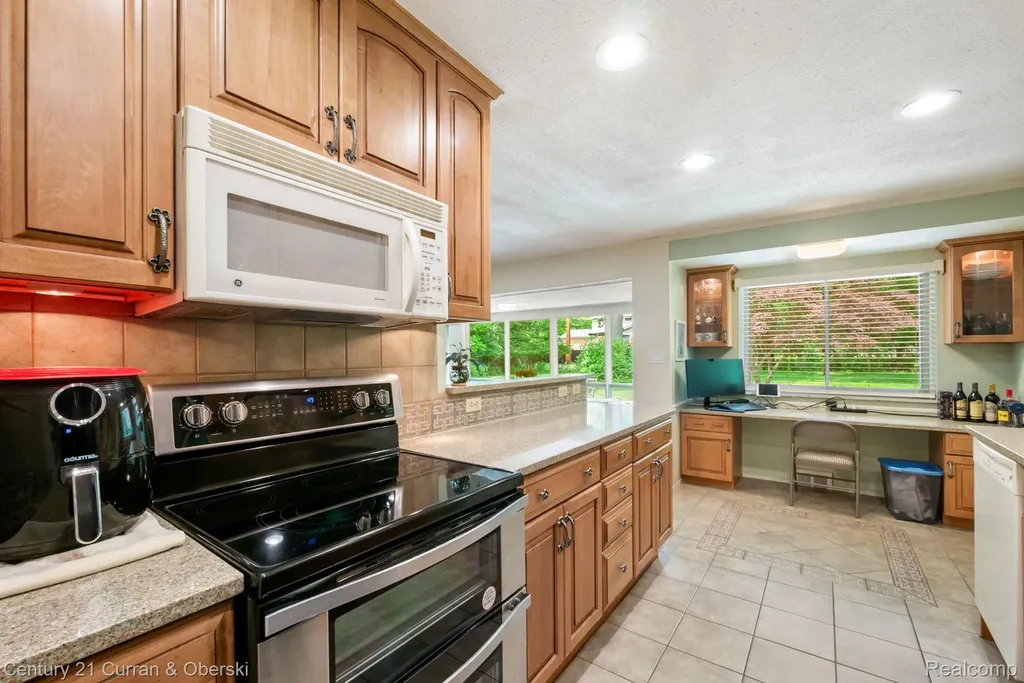 36634 W Lyman Road Farmington Hills City MI 48331
