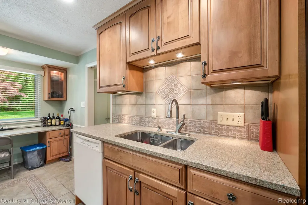 36634 W Lyman Road Farmington Hills City MI 48331
