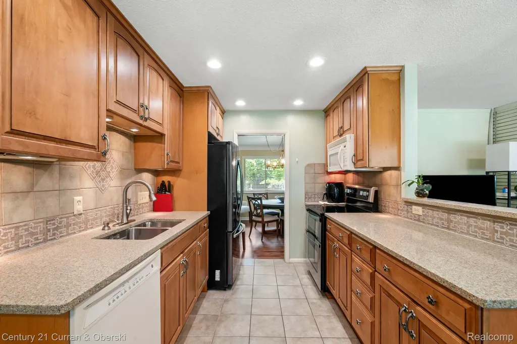 36634 W Lyman Road Farmington Hills City MI 48331