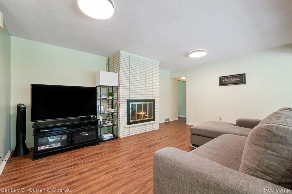 36634 W Lyman Road Farmington Hills City MI 48331