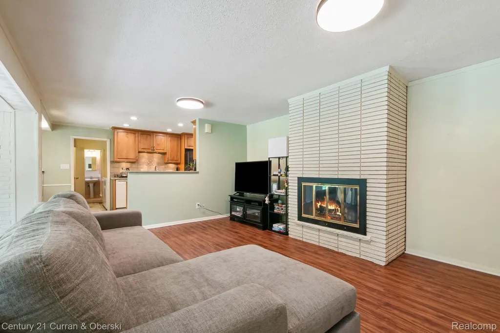36634 W Lyman Road Farmington Hills City MI 48331