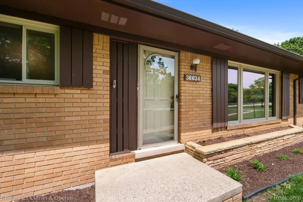 36634 W Lyman Road Farmington Hills City MI 48331