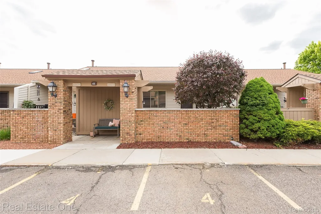 25137 Jefferson Court South Lyon City MI 48178